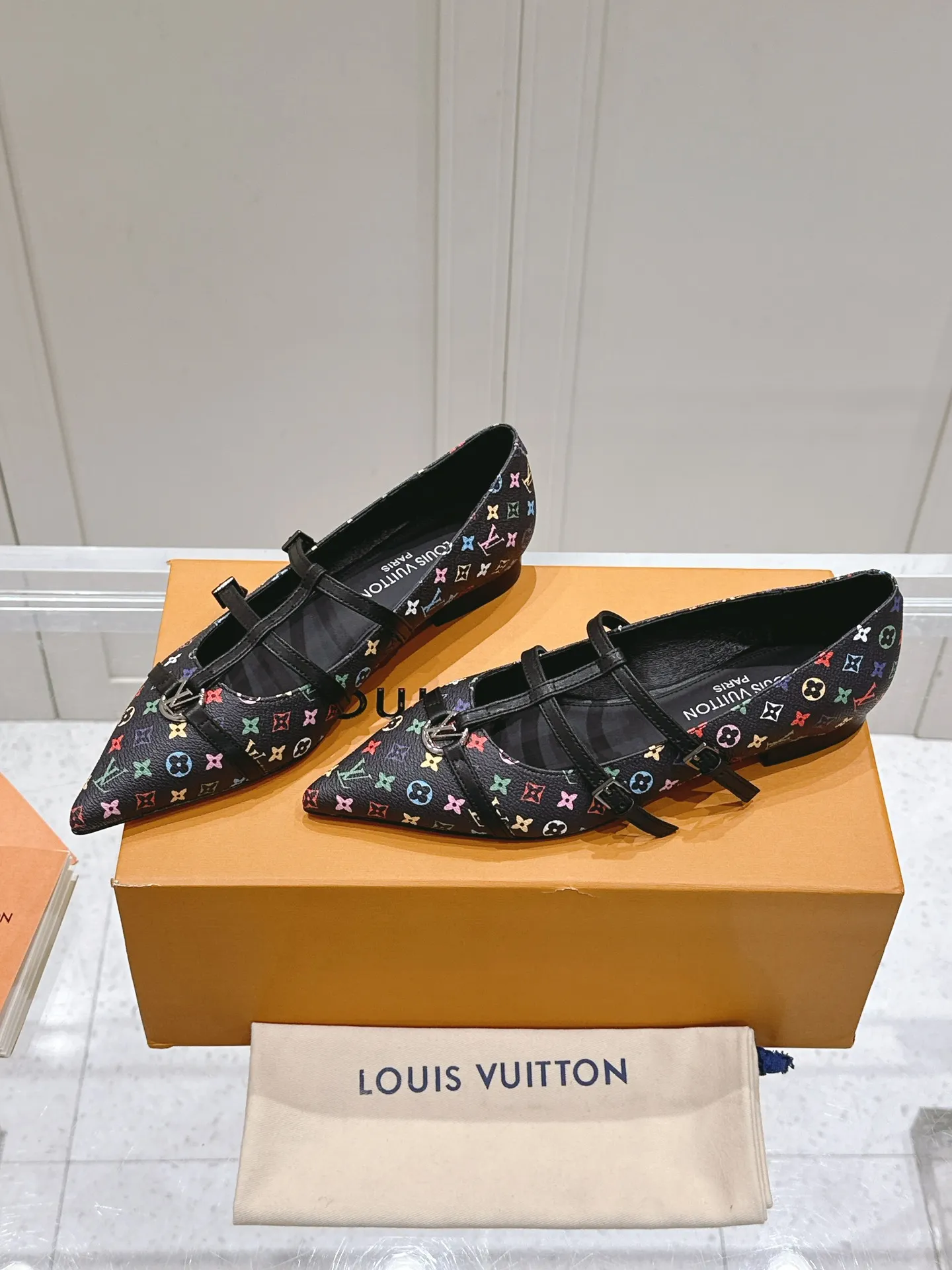 👟👟Ex-factory price 680👟👟 L V➕ Murakami Takashi co-branded series top quality louis vuitton ss25 new arrival～ LV.2025 spring and summer series｜new pointed toe high heels🆕 The small pointed toe of the eagle is matched with a hollow leather strip and a small square buckle to adjust the tightness, and the LV hardware "logo" is embellished, and the details and texture are particularly high-end! The sharp styling effect is a visual feast💯It is difficult to conceal the elegant temperament of LV. It is easy to wear, comfortable, sexy and exquisite ~ Grade A sheepskin lining is soft and breathable. The genuine leather outsole imported from Italy is easy to wear and will not tire your feet. Size: 35-40 (41 customized items are non-refundable)